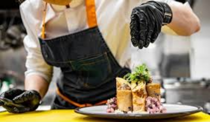 Istorie de succes: Cursurile de bucătar și stagiul profesional la angajator – o șansă de a obține un loc de muncă la nivelul așteptărilor